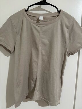 Yogalicious grey/ Beige Short Sleeve Seam-Front Tee